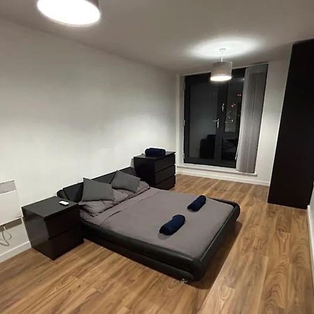 2 Bed Apartment Close To Station With Parking Лондон Екстериор снимка