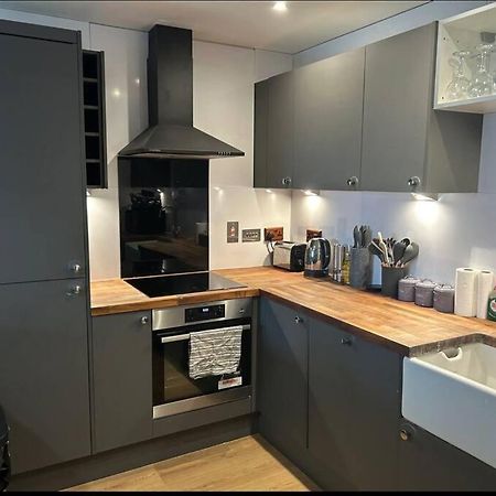 2 Bed Apartment Close To Station With Parking Лондон Екстериор снимка