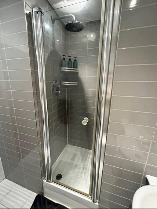 2 Bed Apartment Close To Station With Parking Лондон Екстериор снимка