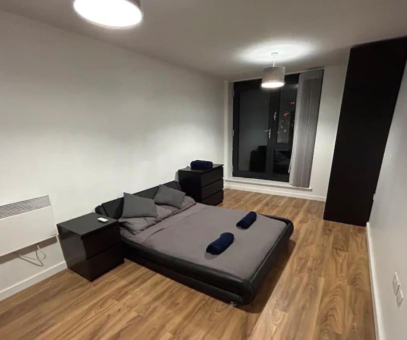 2 Bed Apartment Close To Station With Parking Лондон Екстериор снимка