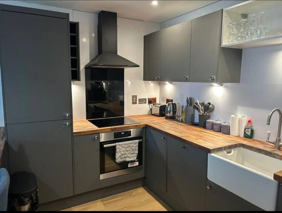 2 Bed Apartment Close To Station With Parking Лондон Екстериор снимка